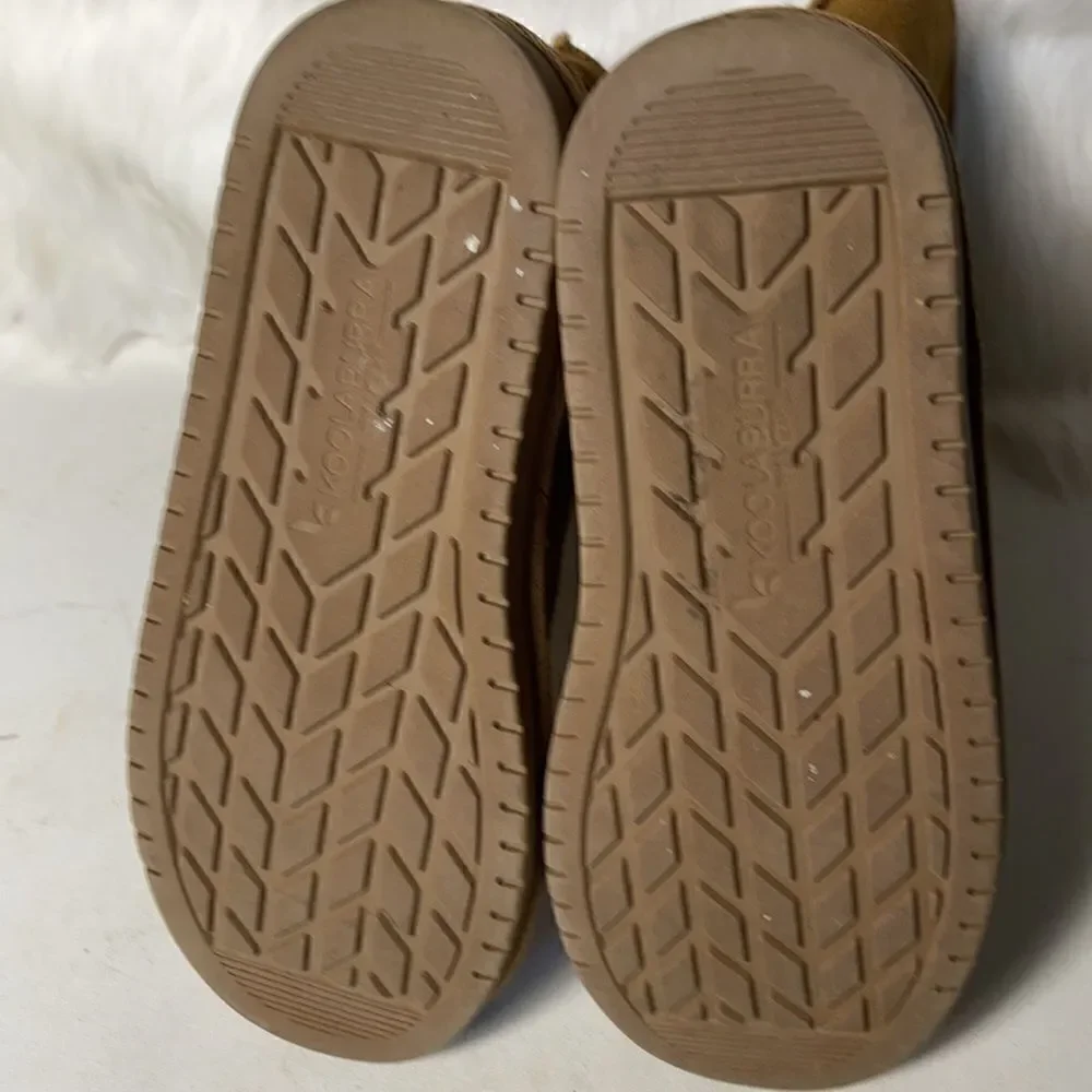 Kookaburra by UGG brown suede with sheepskin lining size 4